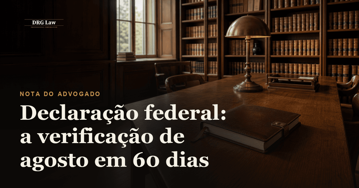 Um livro societário federal aberto sobre uma mesa, ao lado de documentos da declaração