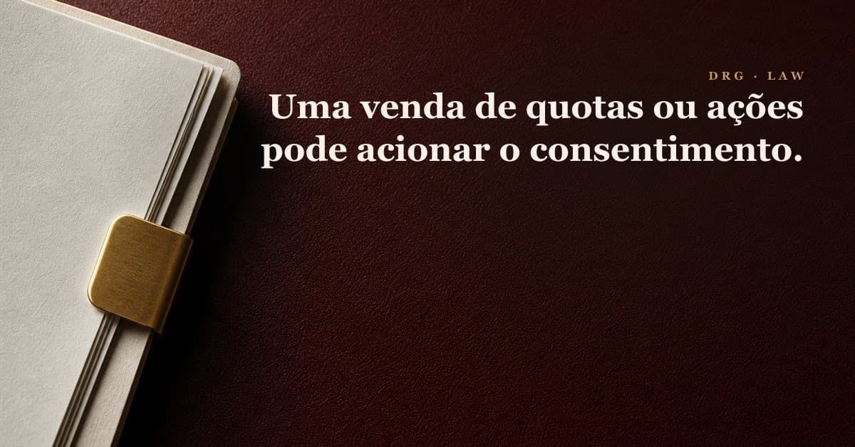 Uma chave de latão prendendo documentos jurídicos sobre uma superfície oxblood