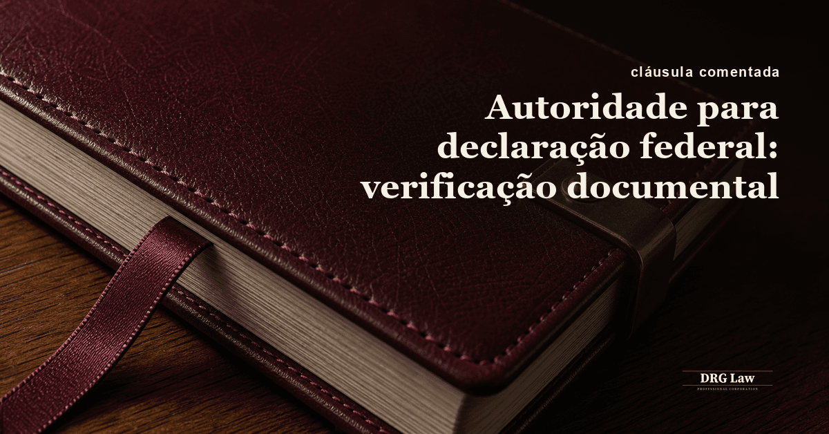Registros societários e uma confirmação de declaração sobre uma mesa de nogueira