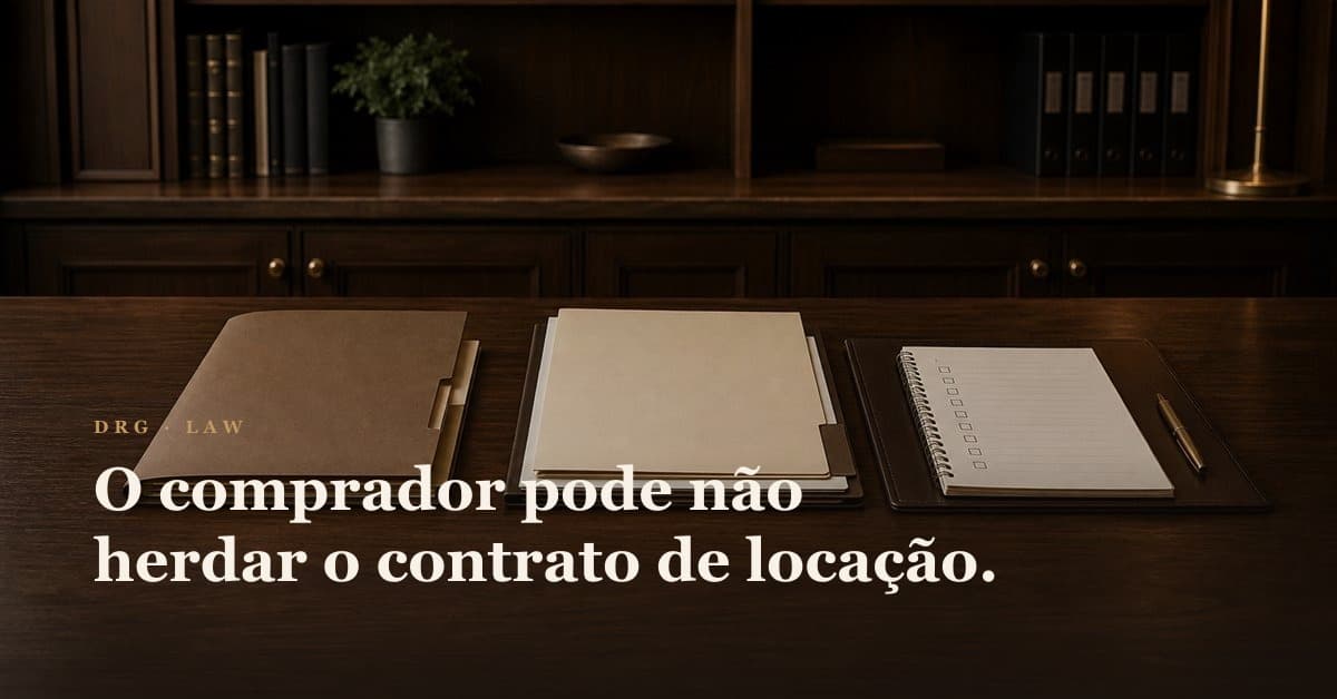 Uma chave de latão em um chaveiro de couro oxblood ao lado de documentos jurídicos sobre uma mesa de nogueira